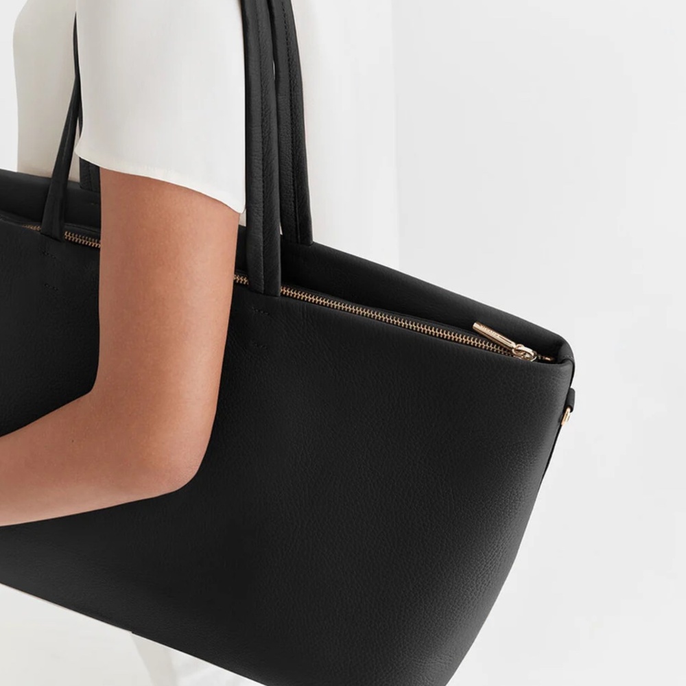 Cuyana Classic Easy Zipper Tote - Picture 2 of 12